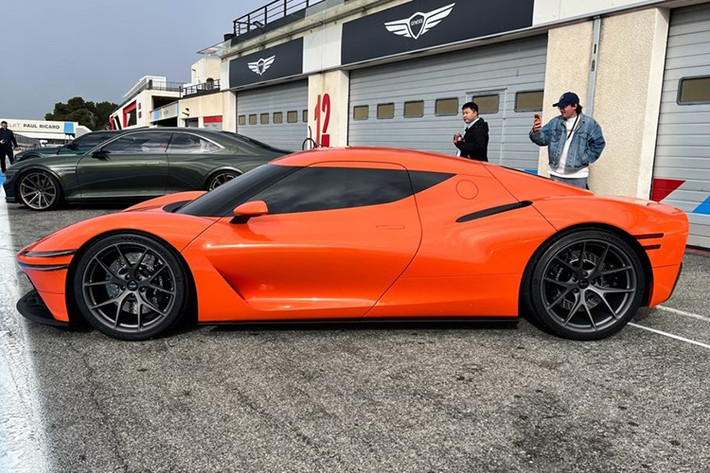 Các nhà thiết kế cũng trang bị cho xe một hốc hút gió rộng với họa tiết vân con thoi G-Matrix bắt mắt. Cụm đèn pha đôi đặc trưng của Genesis cũng được thiết kế lại trên siêu xe này với những đường gân dập nổi tinh tế ở hai bên mép ngoài.