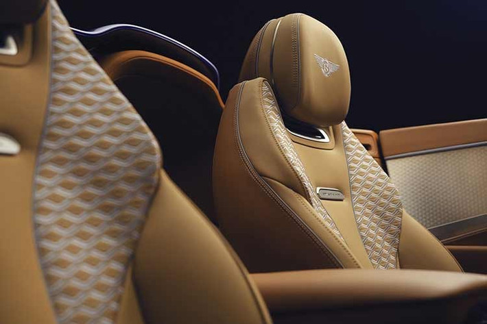 Việc tùy chỉnh được mở rộng đến màn hình xoay Bentley, bao gồm các mặt đồng hồ màu sắc riêng biệt trong ba kim chỉ thị, phù hợp với mặt đồng hồ màu xanh lam mờ của Bentley.
