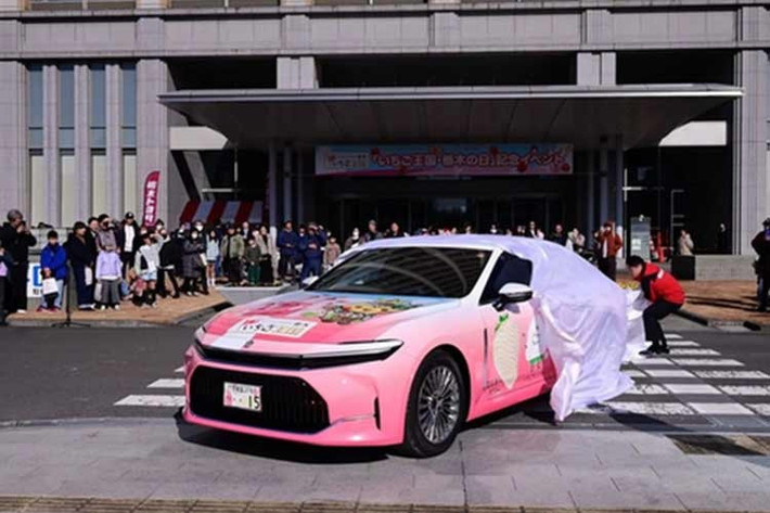 Với tên gọi "Ichigo Toyota Crown" (Crown Dâu Tây), mẫu xe này được tạo ra để kỷ niệm 80 năm thành lập Tochigi Toyota - mạng lưới đại lý chính thức của hãng trong khu vực. Việc lựa chọn chủ đề này không hề ngẫu nhiên, bởi Tochigi chính là "thủ phủ" sản xuất dâu tây lớn nhất “xứ sở mặt trời mọc”.