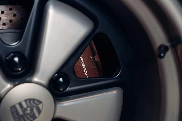 Tất cả linh kiện cơ khí, bao gồm động cơ boxer-6 4.0L làm mát bằng không khí, đều được phủ lớp bảo vệ chromate vàng đúng phong cách bấy giờ. Thân xe sơn màu Medium Ivory cổ điển của Porsche, chữ Porsche Metallic Copper Brown và sọc Grand Prix White. Công đoạn sơn 20 lớp mất hơn 300 giờ, sau đó phủ toàn bộ PPF bảo vệ.