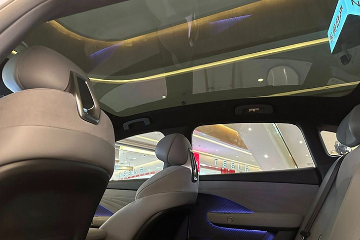 Trí tuệ nhân tạo (AI) DeepSeek-R1 tích hợp trong hệ điều hành Nissan OS cho phép người dùng tương tác với phương tiện qua giọng nói theo cách tự nhiên. Đầu ra âm thanh là dàn 12 loa - bao gồm cặp loa ẩn trong tựa đầu người lái, tổng công suất 910W.