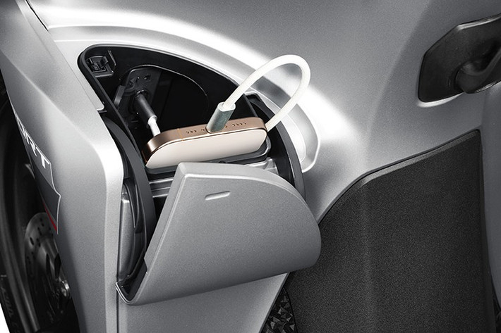 Đồng thời, Vision 2026 còn tiếp tục được trang bị hàng loạt tiện ích hàng đầu bao gồm: hệ thống khóa thông minh Smart Key, cốp đựng đồ với dung tích lớn cùng hộc đựng đồ phía trước rộng rãi, có nắp đậy và tích hợp cổng sạc loại C, mang lại sự tiện lợi tối đa cho những bạn trẻ yêu thích di chuyển.