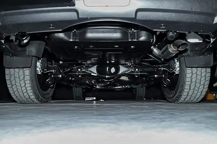 Hệ dẫn động 4WD toàn thời gian BorgWarner TOD đi kèm khóa vi sai trước và sau, tăng khả năng xoay xở trong địa hình khó. Bình nhiên liệu kép 131 lít cho phạm vi hoạt động tối đa tới 1.400km trong điều kiện tiêu chuẩn.