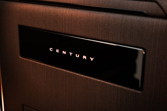 Bản dựng của “kelsonik” loại bỏ hoàn toàn kiểu dáng SUV, thay vào đó là thân xe coupe truyền thống – gợi nhớ đến các mẫu xe touring châu Âu, nhưng vẫn giữ được sự sang trọng tinh tế đặc trưng của thương hiệu Century.