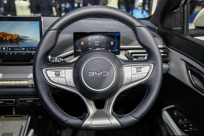 Là mẫu ôtô điện giá rẻ nhưng BYD Atto 1 sở hữu trang bị tiêu chuẩn khá đầy đủ với đèn pha LED tự động bật/tắt, đèn LED định vị ban ngày, đèn hậu LED, cần gạt mưa tự động, bảng đồng hồ kỹ thuật số 7 inch, ghế bọc da tổng hợp, vô lăng chỉnh lên/xuống, màn hình thông tin giải trí dạng cảm ứng 10,1 inch, hỗ trợ kết nối Android Auto/Apple CarPlay...