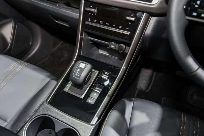 Xe sở hữu thông số dài 4.595 mm, rộng 1.750 mm, cao 1.750 mm và chiều dài cơ sở 2.775 mm, mang lại không gian nội thất rộng rãi cho 7 hành khách. Khoảng sáng gầm đạt 205 mm giúp xe linh hoạt hơn trên nhiều điều kiện đường sá, từ đô thị đến đường gồ ghề nhẹ.