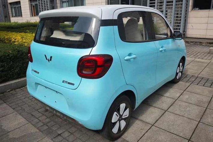 Cả 2 phiên bản đều sẽ được trang bị cổng sạc chuẩn CCS2 châu Âu và có khả năng sạc chậm AC lẫn sạc nhanh DC. Đúng như tên gọi, bản 205km có tầm hoạt động 205km mỗi lần sạc đầy, với thời gian sạc DC từ 30-80% trong 35 phút và AC từ 20-100km trong 3,5 giờ.