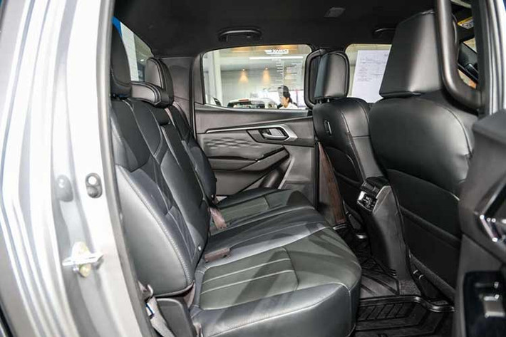 Ngoài ra, xe còn có màn hình cảm ứng trung tâm 9 inch, hỗ trợ kết nối Apple CarPlay không dây/Android Auto, hệ thống âm thanh 8 loa, điều hòa tự động với lọc bụi mịn PM2.5, cửa gió dành cho hàng ghế sau và cổng sạc USB.