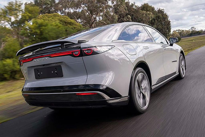 Mẫu xe sedan Mazda 6e 2026 mới này cũng mang ngôn ngữ thiết kế Kodo thế hệ mới, kết hợp triết lý vận hành Jinba-Ittai đặc trưng nhưng trong cấu hình thuần điện.