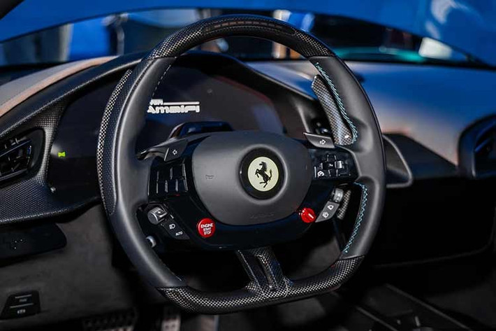 Việc sử dụng sợi carbon và các đường chỉ khâu tương phản bên trong Ferrari Amalfi mang lại sự độc đáo, trong khi cấu hình 2+ cho phép sử dụng hàng ghế sau để tăng đáng kể tính thực dụng, cải thiện không gian chứa đồ hoặc dành cho trẻ em trong các chuyến hành trình.