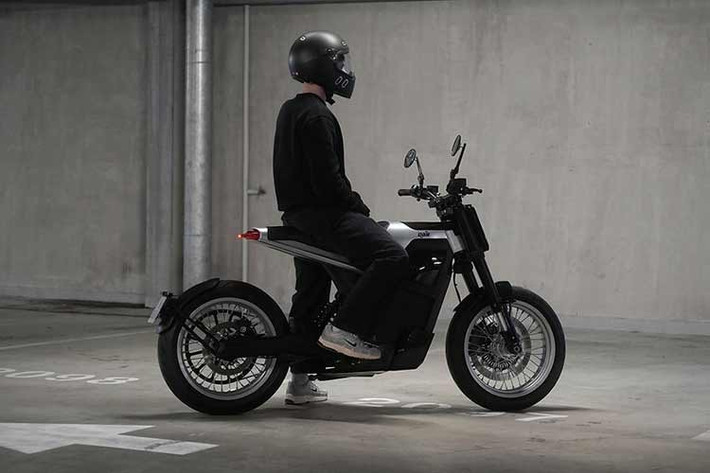 Hệ thống phanh đến từ Brembo, bao gồm kẹp phanh bốn piston hướng tâm kết hợp đĩa nổi đường kính 320 mm ở bánh trước và kẹp phanh một piston với đĩa 240 mm ở bánh sau. Cả hai phanh đều được kích hoạt bằng tay và được hỗ trợ bởi hệ thống ABS hai kênh do Peugeot Motocycles phát triển. Bộ bánh nan hoa sử dụng lốp kích thước 120/70 R17 ở phía trước và 150/60 R17 ở phía sau.