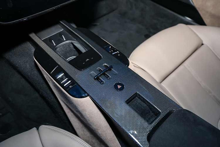 Ferrari Amalfi sở hữu khối động cơ V8 tăng áp kép phát triển từ dòng động cơ F154 danh tiếng, đạt công suất 640 mã lực nhờ các tinh chỉnh mới cho hệ thống tăng áp. Hộp số ly hợp kép 8 cấp, từng được đánh giá cao trên nhiều mẫu Ferrari trước đó, đảm bảo cho việc chuyển số nhanh và mượt mà.