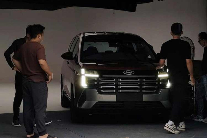 Chưa rõ mức giá của Stargazer 2026 phiên bản facelift, nhưng dự đoán đây sẽ là "hàng hot" trong phân khúc MPV cỡ nhỏ 7 chỗ tại Việt Nam thời gian sắp tới. Hiện Hyundai Thành Công chưa công bố thông tin chính thức về kế hoạch ra mắt Stargazer 2026 tại Việt Nam. Dù vậy, việc xe liên tục lộ diện trong nước cho thấy ngày ra mắt có thể không còn xa.