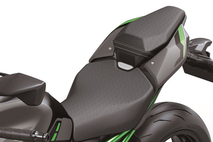 Xe cũng được trang bị hệ thống ga điện tử tích hợp chức năng ga tự động (cruise control), cùng với bộ đo lường quán tính IMU tiên tiến giúp kích hoạt các hệ thống an toàn như kiểm soát lực kéo khi vào cua và ABS khi vào cua.