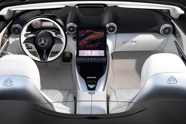 Ý tưởng thứ hai là Red Ambience, kết hợp giữa màu Đen Obsidian Metallic và màu Đỏ Garnet Metallic của Manufaktur. Các màu sơn bổ sung từ Manufaktur cũng có sẵn theo yêu cầu, và thương hiệu xe ba cánh cho biết mẫu xe này cung cấp nhiều tùy chọn tùy chỉnh.