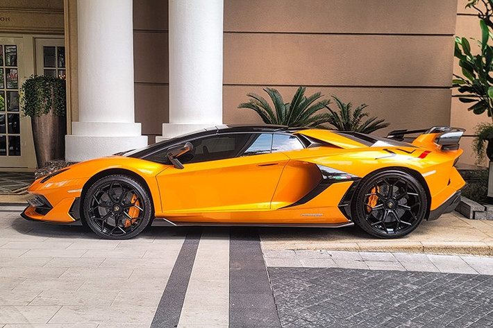So với dòng siêu xe Lamborghini Aventador SVJ Coupe, siêu xe Lamborghini Aventador SVJ Roadster mới ra biển số có điểm nhấn riêng biệt chính là phần nóc xe được chia thành 2 mui cứng bằng carbon, có thể tháo lắp dễ dàng bằng tay.