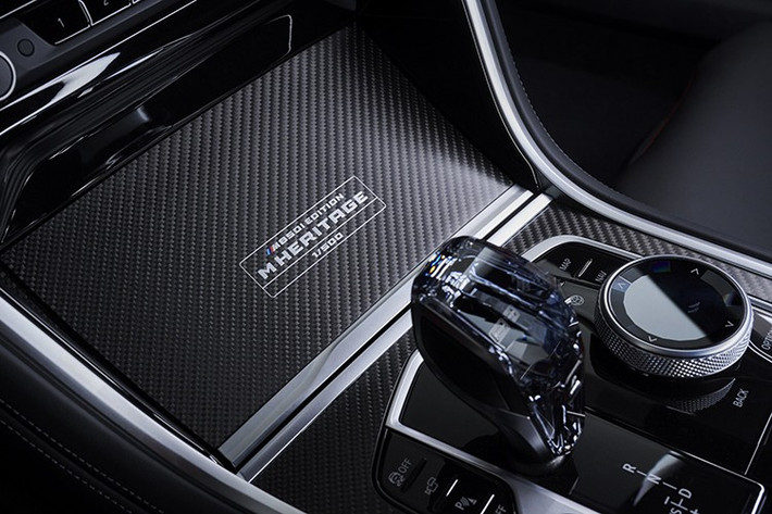 Chi tiết ốp sợi carbon mờ kết nối tất cả lại với nhau. Trang bị tiêu chuẩn bao gồm hầu hết mọi thứ trong danh mục, từ Hệ thống Âm thanh Vòm Kim cương Bowers &amp; Wilkins đến gói hỗ trợ lái xe chuyên nghiệp.