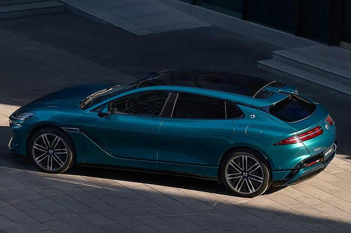 Điểm thay đổi đáng chú ý là cảm biến LiDAR được di dời lên nóc xe thay vì đặt ở vị trí thấp hơn trước đây, hứa hẹn tối ưu hóa tầm quét cho hệ thống hỗ trợ lái nâng cao. Xe cũng bổ sung đèn pha LED xanh thông minh và bộ mâm 21 inch thiết kế mới, hướng tới giảm lực cản lăn và cải thiện độ êm ái.