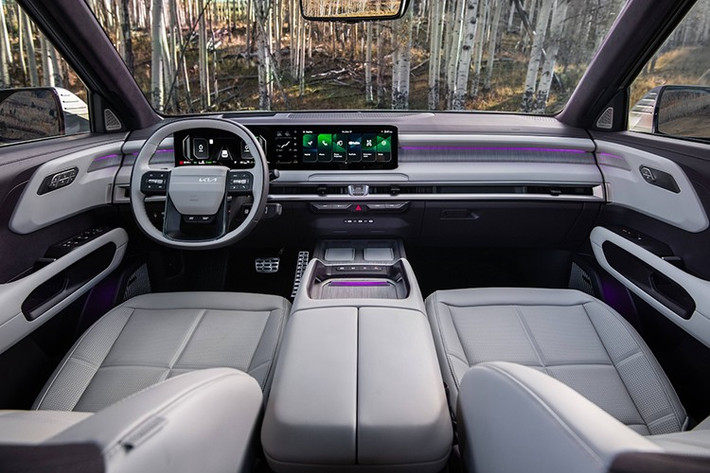 Thân xe được làm mới với các đường gân dập nổi hình tam giác ở hốc bánh, tạo hiệu ứng cắt kim cương độc đáo. Đường viền bên hông kéo lên cao, tay nắm cửa dạng ẩn giống các mẫu xe điện EV6 và EV9, tăng cảm giác liền lạc và sang trọng.