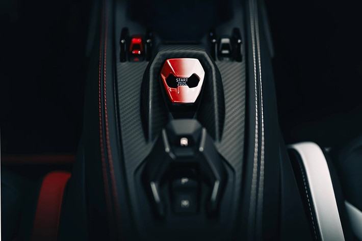 Tên Animae được thêu phía sau lưng ghế nhưng tạo hình ngược lại với tông màu ngoại thất là đỏ - trắng. Huy hiệu "Lamborghini Day Japan 2025" đặt tại cột A.