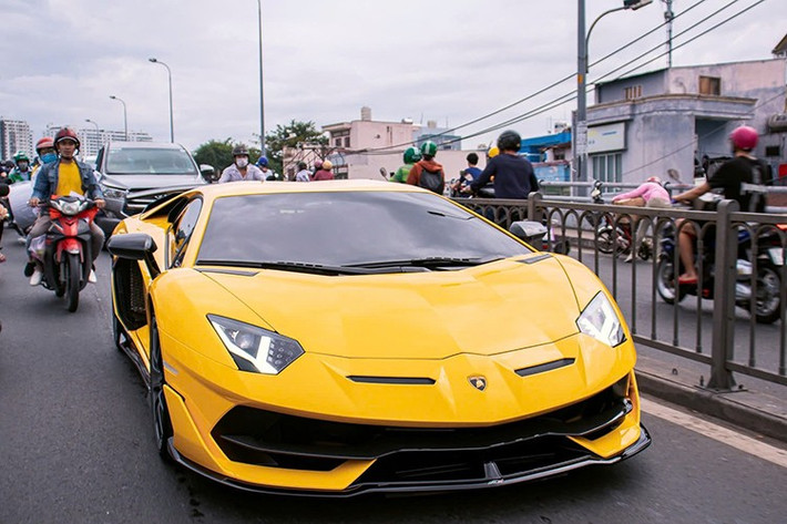 Ngoài 3 chế độ lái Strada, Sport và Corsa, Lamborghini bổ sung chế độ EGO mới, giúp người điều khiển thiết lập tiêu chí ưu tiên như kiểm soát độ bám đường, vô lăng, hệ thống treo và tùy chỉnh động cơ cùng hộp số.