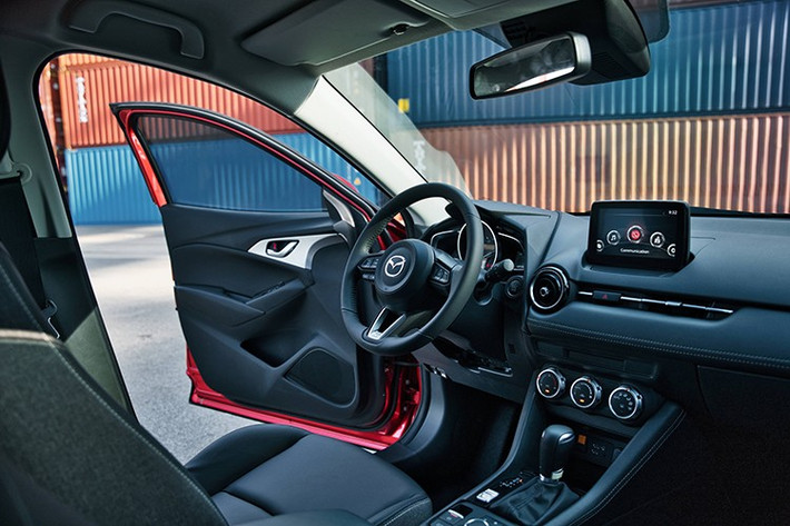 Nội thất xe hầu như không thay đổi so với bản nhập khẩu thế hệ trước, hàng ghế trước tích hợp hệ thống thông tin giải trí Mazda Connect, màn hình giải trí trung tâm 7 inch và điều hòa tự động.