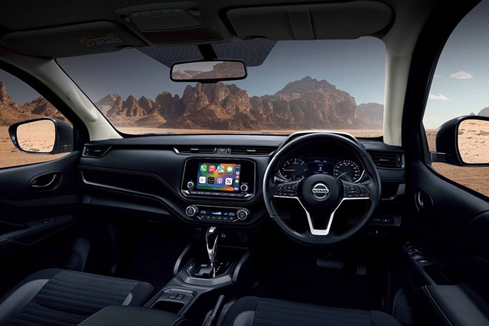 Bên trong xe, Nissan Navara X-Tremer được nâng cấp với vật liệu mềm trên táp-lô, đi kèm đường chỉ khâu kép. Thêm vào đó là vô-lăng bọc da được hoàn thiện với bề mặt mịn màng.