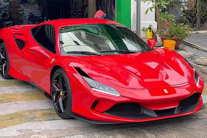 Ferrari F8 Tributo đầu tiên về Việt nam vào năm 2020, khi đó cũng là lúc biệt thự của đại gia phố núi - Cường Đô la xây dựng hoàn thành và anh đã ngắm nó trong suốt hơn 1 tháng, mới lái ra đường vì xong các thủ tục. Chiếc Ferrari F8 Tributo không được Cường Đô la thay đổi gì, từ mâm đến ống xả, để nguyên bản chơi.