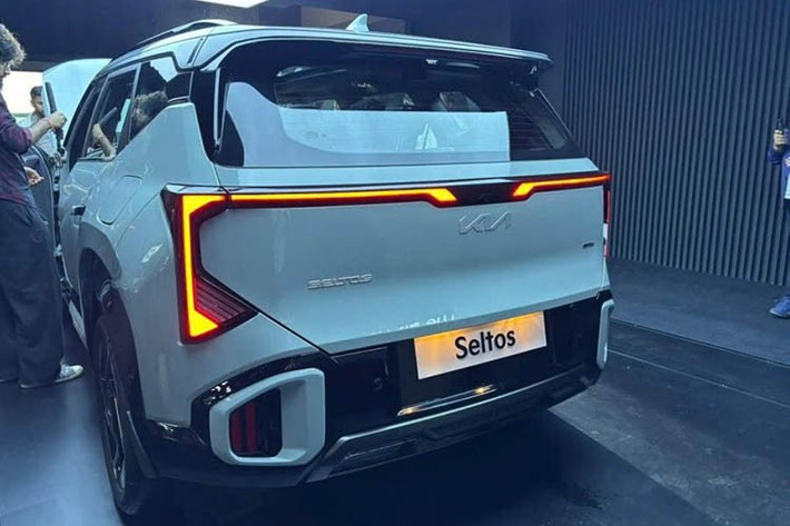 Những thay đổi trên Seltos thế hệ mới không chỉ giúp tăng không gian cabin mà còn cải thiện độ ổn định và cảm giác đầm chắc khi vận hành trên nhiều điều kiện đường sá khác nhau. Ngoại thất xe áp dụng phiên bản mới nhất của ngôn ngữ thiết kế Opposites United, với diện mạo hiện đại và cơ bắp hơn.