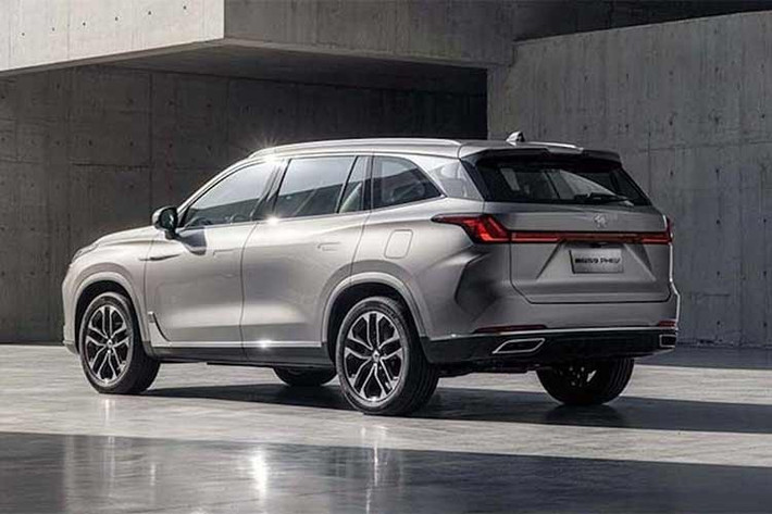 Phiên bản hybrid rẻ nhất của Volkswagen Tayron đắt hơn hơn 10.000 Bảng (khoảng 351 triệu đồng) trong khi bản PHEV rẻ nhất của Skoda Kodiaq cũng cao hơn khoảng 8.000 Bảng (281 triệu đồng). Tuy nhiên, cả hai đối thủ này đều không kết hợp hệ truyền động hybrid cắm sạc với cấu hình 3 hàng ghế như MGS9.