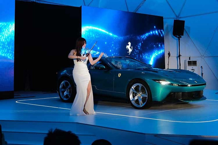 Ferrari Amalfi 2026 mới vừa ra mắt tại Malaysia mang trên mình DNA thiết kế thế hệ mới với phong cách “mũi cá mập” đặc trưng. Tên gọi Amalfi được đặt theo một thị trấn ven biển nổi tiếng ở miền nam Italy. Mẫu siêu xe này được chấp bút bởi Ferrari Styling Centre, mang theo ngôn ngữ thiết kế mới nhất của thương hiệu.