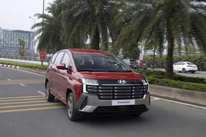 Mắc dù chưa chính thức ra mắt, mẫu xe MPV cỡ nhỏ Hyundai Stargazer 2026 phiên bản mới vừa được bắt gặp lộ diện hoàn toàn tại Việt Nam khi đang chạy thử. Đây được cho là bản facelift của mẫu MPV cỡ nhỏ này, nhiều khả năng sẽ sớm ra mắt chính thức trong thời gian sắp tới.