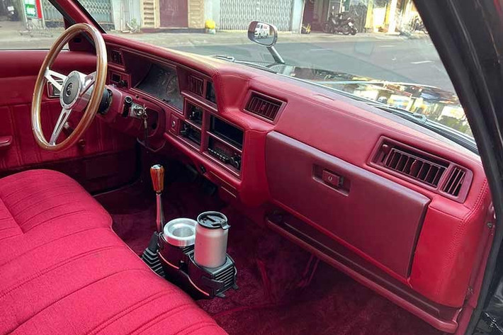 Ở một số thị trường xuất khẩu, chẳng hạn như Đông Nam Á, các động cơ sáu xi-lanh lớn hơn được trang bị bộ chế hòa khí. Trong các thông số kỹ thuật đó, động cơ 2.6 cung cấp 110 PSSAE net trong khi động cơ 2.8 tuyên bố 128 PS DIN hoặc 120 SAE net. Doanh số bán hàng ở Indonesia thấp và thế hệ này không được thay thế ở đó vào năm 1984, khi dòng Crown 120 xuất hiện.