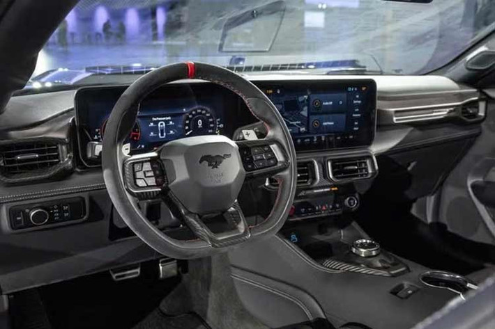 Xe sở hữu hệ thống phanh gốm carbon Brembo, lốp Michelin Pilot Sport Cup2 R, mâm xe bằng sợi carbon, bộ phụ kiện khí động học bằng sợi carbon, gói ngoại thất Carbon, họa tiết trang trí đặc biệt trên nắp ca-pô...