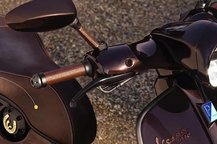 Đặc biệt, kẹp phanh mạ vàng nổi bật không chỉ tăng khả năng vận hành mà còn là dấu ấn nhận diện đẳng cấp cho phiên bản Vespa 946 Horse 2026 Bính Ngọ này.