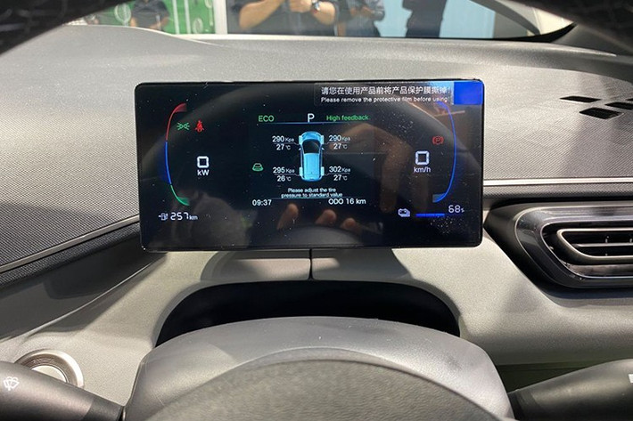 Khu vực cụm điều khiển trung tâm của xe có thiết kế tương tự người anh em BYD Dolphin, đi kèm phanh tay điện tử (EPB), tự động giữ phanh tạm thời (Auto Hold) và sạc không dây 15 W. Bên cạnh đó, xe còn hỗ trợ điều khiển giọng nói bằng tiếng Indonesia và tiếng Anh. Hành khách có thể dùng tính năng này để điều chỉnh nhạc, điều hòa và âm lượng.