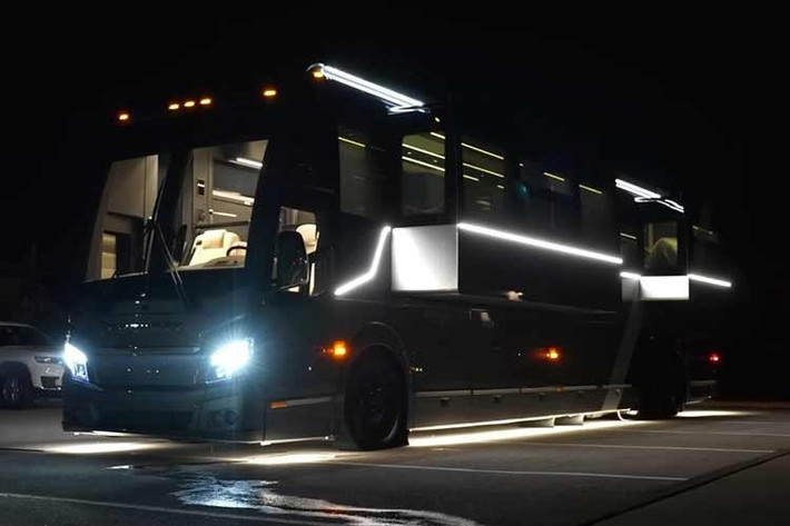 Loki Coach, đơn vị chuyên thiết kế xe chuyên dụng cao cấp, giới thiệu mẫu nhà di động mới nhất được phát triển trên khung gầm Prevost H3-45 danh tiếng. Mẫu nhà di động này được đánh giá là đẹp nhất thế giới hiện nay, kết hợp giữa sự sang trọng của một khách sạn hạng sang và khả năng di động linh hoạt.