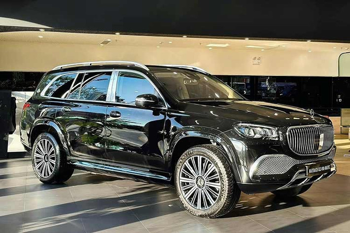 Về ngoại hình, chiếc xe SUV hạng sang Mercedes-Maybach GLS 480 của Đức Phúc có màu sơn đen bóng. Xe duy trì bộ nhận diện đặc trưng của dòng siêu sang với lưới tản nhiệt 15 nan dọc mạ chrome và logo Maybach đặt đứng trên nắp ca-pô.