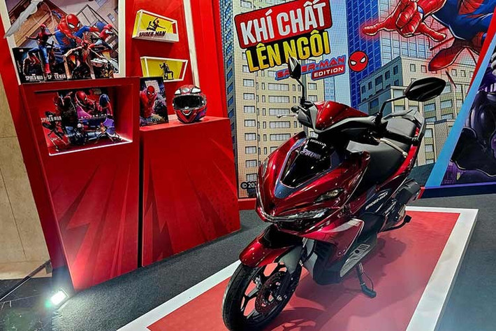 Cung cấp sức mạnh cho Air Blade 125 phiên bản Marvel vẫn là động cơ eSP dung tích 125 cc, xi-lanh đơn, làm mát bằng dung dịch. Khối động cơ này tạo ra công suất tối đa khoảng 11,3 mã lực và mô-men xoắn 11,7 Nm. Xe cũng được trang bị hệ thống phun xăng điện tử PGM-FI cùng công nghệ Idling Stop nhằm giảm mức tiêu hao nhiên liệu khi dừng đèn đỏ.