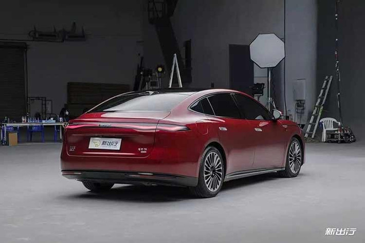 Ngoài hiệu năng và phạm vi hoạt động dài, Seal 08 còn được trang bị các công nghệ khung gầm như hệ thống đánh lái bánh sau để tăng khả năng xoay trở và hệ thống kiểm soát thân xe thông minh DiSus-A. Bên cạnh đó là hệ thống an toàn chủ động God’s Eye B (DiPilot 300) của BYD.