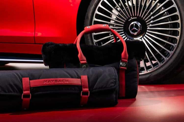 Để giúp động cơ V8 có cảm giác tinh tế như động cơ V12, các kỹ sư của Maybach đã thực hiện một số thay đổi quan trọng, bao gồm lắp giá đỡ động cơ mềm hơn, hiệu chỉnh lại đặc điểm bàn đạp ga và thêm hệ thống ống xả "tối ưu hóa tiếng ồn". Việc tối ưu hóa trong trường hợp này hoàn toàn trái ngược với những gì chúng ta, những người đam mê xe hơi, mong đợi sự ồn ào của 1 chiếc xe thể thao mui trần.