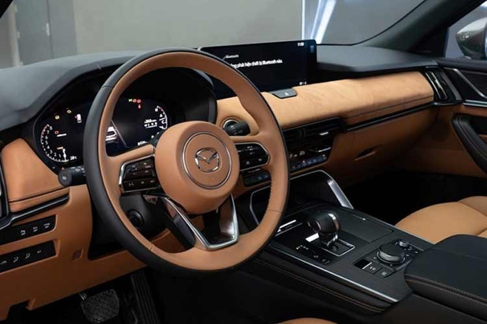 Không gian bên trong CX-90 được chăm chút tỉ mỉ với chất liệu ghế da Nappa cao cấp, ghế lái chỉnh điện 10 hướng nhớ 2 vị trí, hàng ghế trước tích hợp tính năng sưởi và làm mát.
