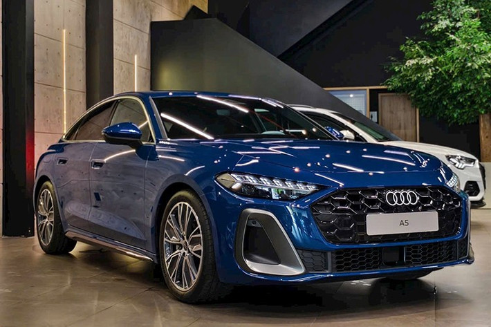 Audi A5 thế hệ mới được phân phối tại Việt Nam thuộc bản S line cao cấp và có giá khởi điểm từ 2,199 tỷ đồng. Xe sẽ cạnh tranh với những đối thủ như Mercedes-Benz C-Class và BMW 3-Series.