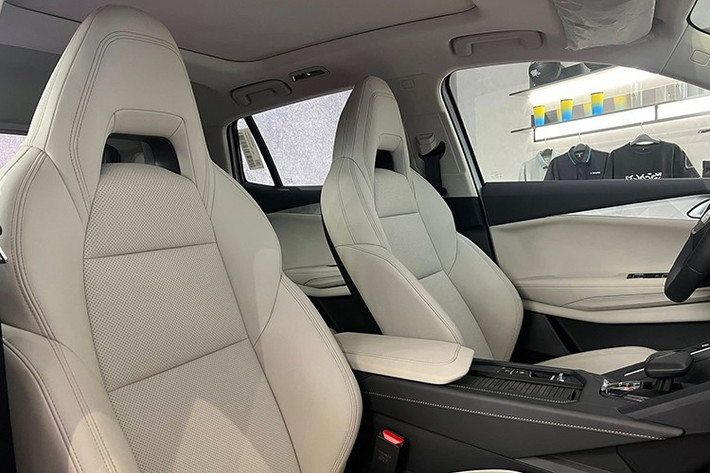 Khoang cabin được phối màu tinh tế với hai lựa chọn: Đen và Be. Ghế lái thể thao chỉnh điện 6 hướng, thiết kế công thái học, chỉ may tương phản tăng tính thẩm mỹ và hỗ trợ tốt cho người lái khi di chuyển đường dài.