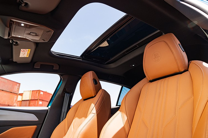 Sau vô lăng là một màn hình 10 inch hỗ trợ hiển thị 3D. Hệ thống âm thanh là loại 10 loa Focal phát triển riêng cho mẫu xe này trong 3 năm.