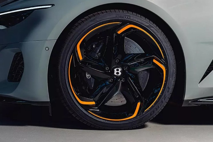 Sức mạnh truyền tới cả bốn bánh qua hộp số ly hợp kép 8 cấp, hỗ trợ bởi vi sai chống trượt điện tử eLSD. Hệ thống khung gầm bao gồm kiểm soát chống lật chủ động, lái bốn bánh và phân bổ mô-men xoắn, đảm bảo sự kết hợp giữa hiệu suất và sự êm ái đặc trưng của Bentley.