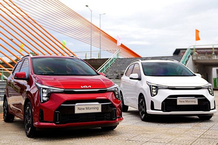 Kia Morning: 16 xe ﻿Đứng ở vị trí thứ hai là Kia Morning. Trong tháng vừa qua, mẫu xe hạng A này chỉ bán ra 16 chiếc, giảm 44,8%. Với kết quả này, Morning tiếp tục là mẫu xe hạng A ế nhất phân khúc. Vào hồi tháng 9/2025, Kia Morning tại Việt Nam đã được bổ sung phiên bản nâng cấp với thiết kế và trang bị cải tiến, nhưng vẫn chưa thể giúp mẫu xe nhà Kia cải thiện doanh số.