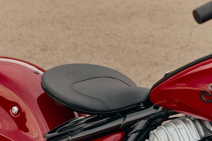 Indian Chief Vintage 2026 được cung cấp với hai tùy chọn màu sơn gồm Indian Motorcycle Red và Black Metallic, kết hợp cùng các chi tiết hoàn thiện màu đen hoặc mạ chrome, cho phép người dùng cá nhân hóa theo phong cách riêng.