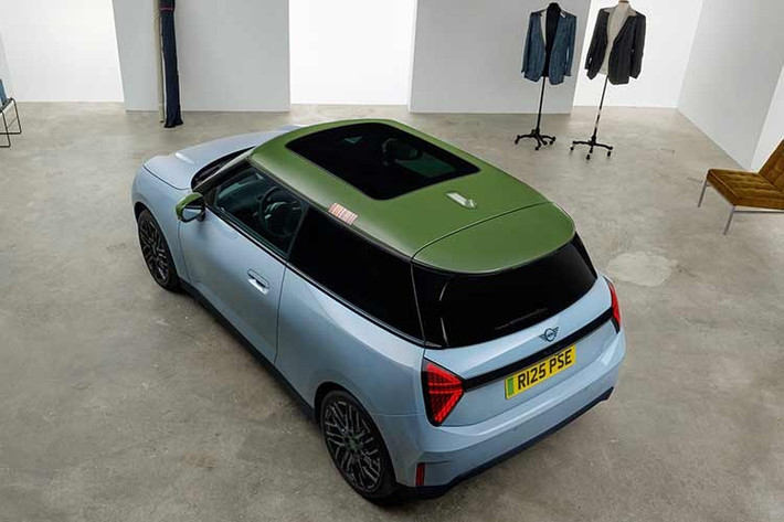 Bộ mâm hợp kim Night Flash Spoke Black 18 inch là trang bị tiêu chuẩn. Bước vào bên trong, bạn sẽ thấy nhiều chi tiết đặc trưng của Paul Smith hơn nữa, bắt đầu với các họa tiết sọc cùng tông màu trên các bề mặt dệt kim màu đen. Ghế bọc da màu Nightshade Blue, một dải vải trên nan vô lăng ở vị trí 6 giờ và họa tiết hình thỏ trên thảm sàn cũng là những điểm nổi bật.