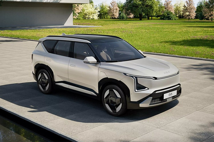Cụ thể, Kia EV5 phiên bản châu Âu sẽ sử dụng động cơ điện đơn có công suất 215 mã lực (160 kW), dẫn động cầu trước. Khả năng tăng tốc từ 0-100 km/h đạt 8,4 giây – một con số chỉ ở mức trung bình.Điểm cộng của EV5 nằm ở bộ pin 81,4 kWh sử dụng công nghệ NMC (không phải LFP như ở một số thị trường khác).